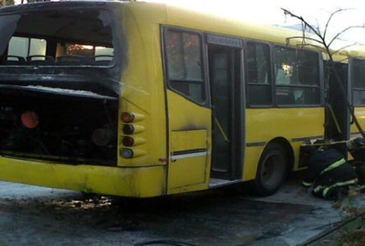 Imagen de Un colectivo se prendió fuego y falló el matafuegos