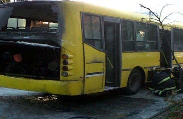 Imagen de Un colectivo se prendió fuego y falló el matafuegos