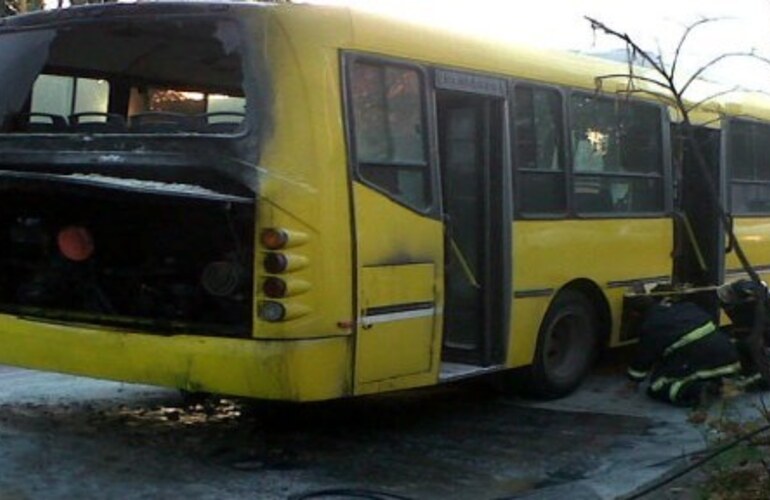 Imagen de Un colectivo se prendi&oacute; fuego y fall&oacute; el matafuegos