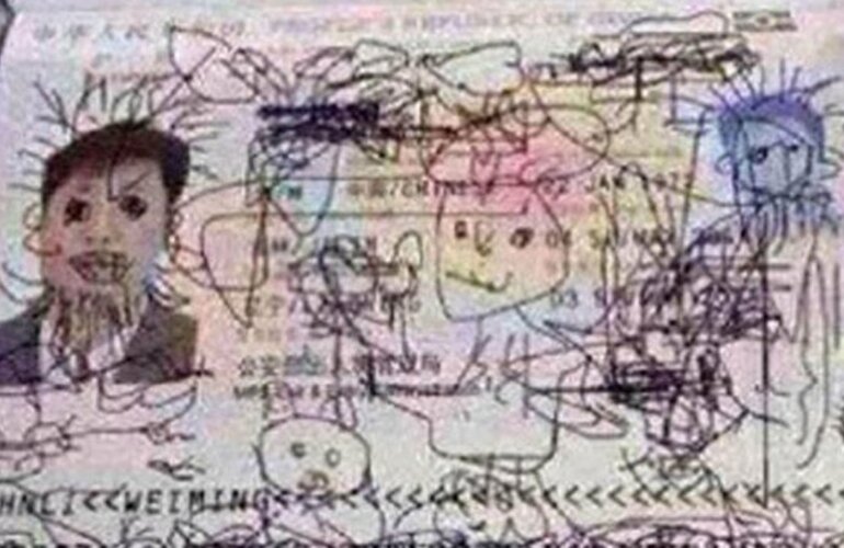 Imagen de El hijo dibujó en su pasaporte y quedó atrapado en un aeropuerto