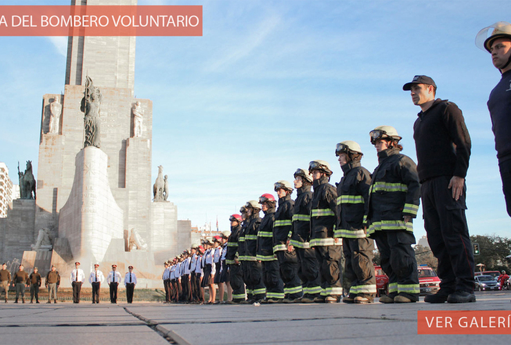 Imagen de Rosario: En su día, los bomberos izaron la bandera en el Monumento