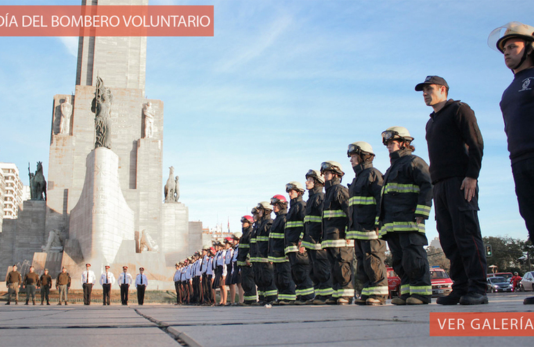 Imagen de Rosario: En su día, los bomberos izaron la bandera en el Monumento