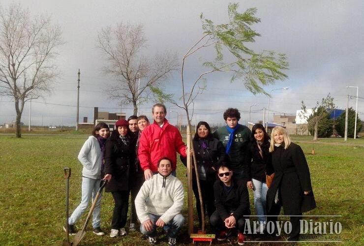 A pesar de la fría mañana de este jueves, los representantes de ARA rindieron su homenaje al Medio Ambiente. Foto: Florencia D´Alonzo