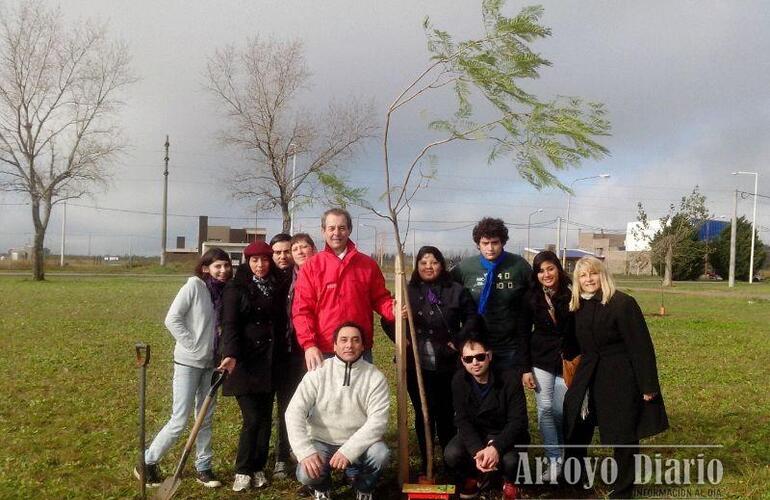 A pesar de la fría mañana de este jueves, los representantes de ARA rindieron su homenaje al Medio Ambiente. Foto: Florencia D´Alonzo