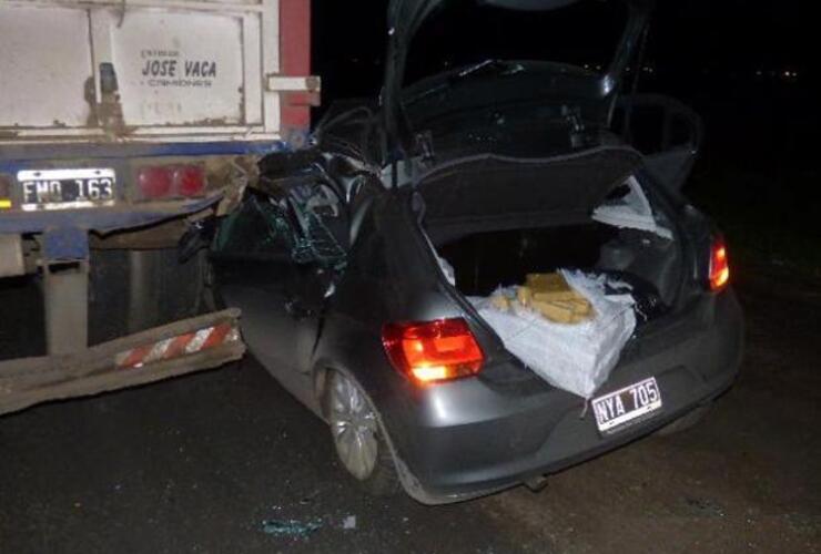 El auto sufrió graves daños, pero su conductor salió ileso. Droga iba en el baúl y en el asiento trasero.