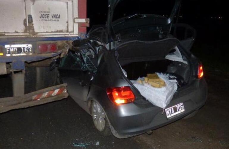 El auto sufrió graves daños, pero su conductor salió ileso. Droga iba en el baúl y en el asiento trasero.