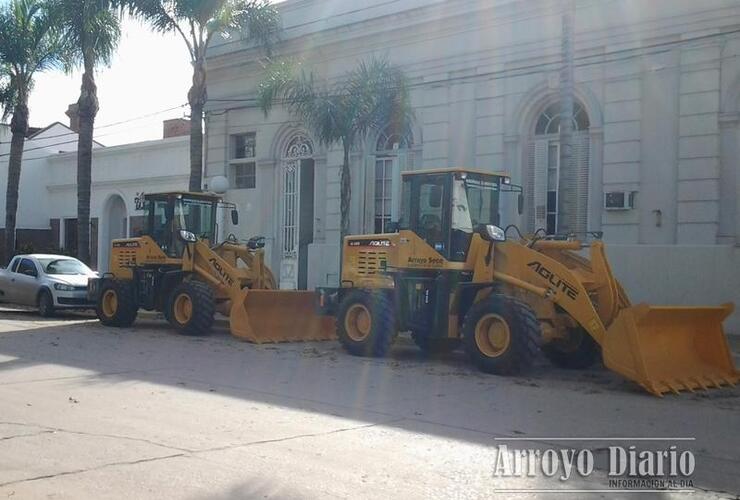 Las máquinas en exposición frente al municipio