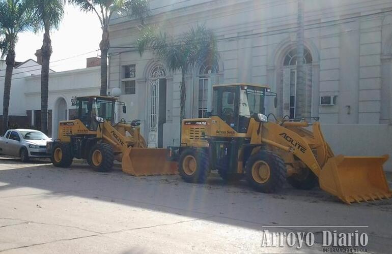 Las máquinas en exposición frente al municipio