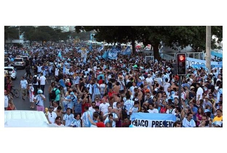 Imagen de En la previa del debut de la selección, miles de argentinos desatan una fiesta en las afueras del Maracaná