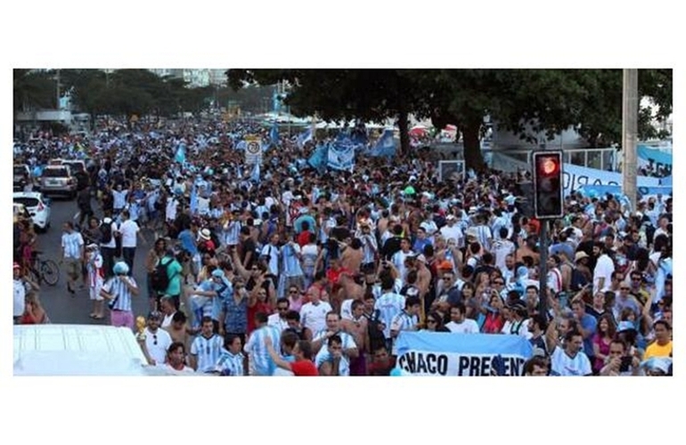 Imagen de En la previa del debut de la selección, miles de argentinos desatan una fiesta en las afueras del Maracaná