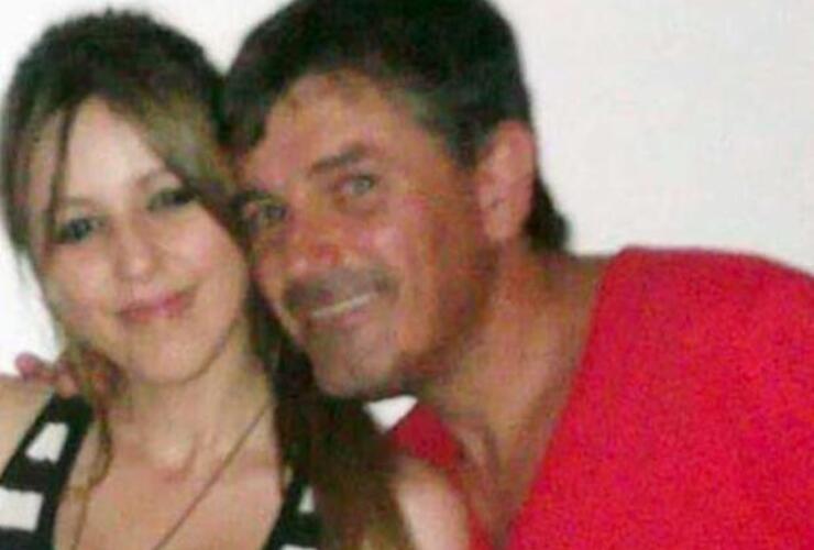 ¿Son ellos? La foto que la chica difundió con quien sería su padre.