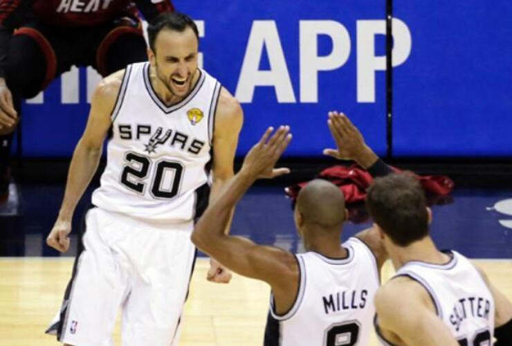 El señor de los anillos. Manu convierte un triple y festeja, en el que fue el último partido de la serie final.