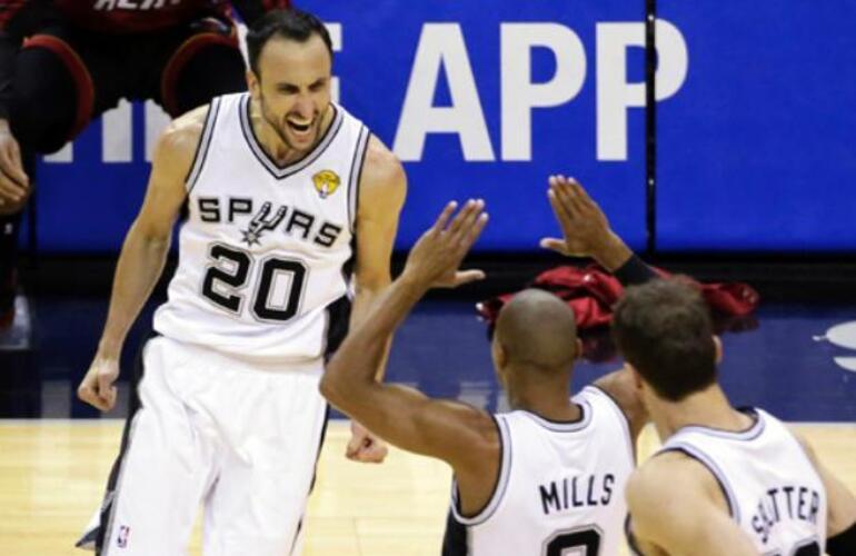 El señor de los anillos. Manu convierte un triple y festeja, en el que fue el último partido de la serie final.