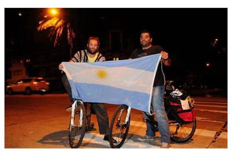 Guida y su amigo Matías Lombroni momentos antes de partir hacia Brasil.