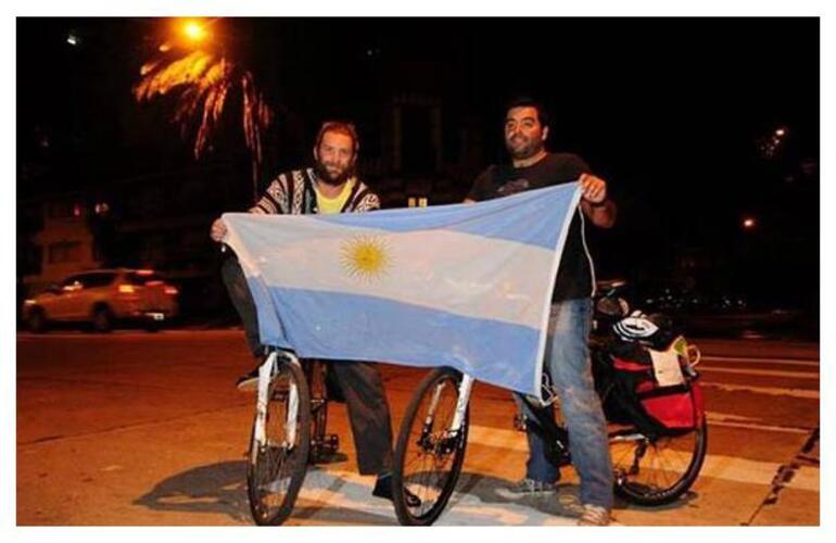 Guida y su amigo Matías Lombroni momentos antes de partir hacia Brasil.