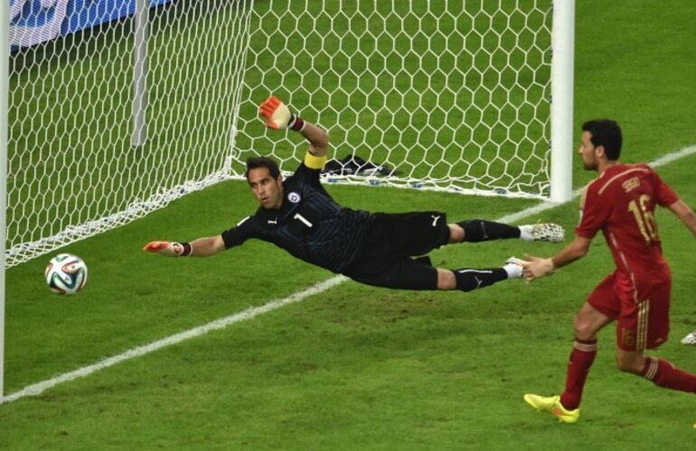 Imagen de Brasil 2014: Por su actuaci&oacute;n ante Espa&ntilde;a, el Barcelona ofreci&oacute; 12 millones de euros por el arquero de Chile