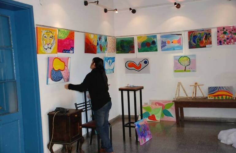 Sandra Balbuena con los preparativos de la presentaci&oacute;n. Foto: Facebook Guillermo Furlong