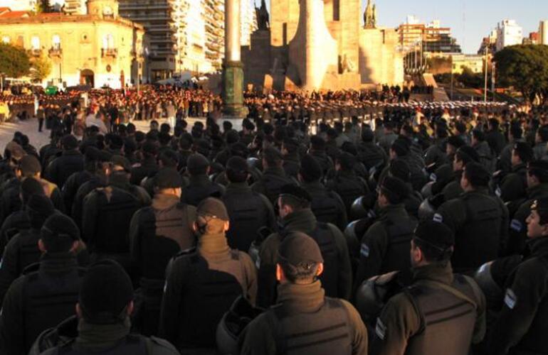 El inicio del acto contó con la presencia de efectivos militares, policiales,y otros organismos de seguridad. Foto: A. Celoria