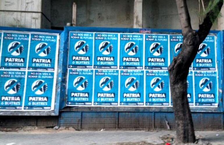 "No nos van a robar el futuro: Patria o Buitres", dicen los carteles que anticipan el discurso de la presidenta hoy en Rosario.