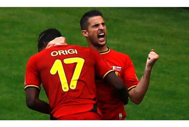 Divock Origi de espalda con la camiseta 17 es el autor del gol agónico que dio el triunfo a Bélgica, festeja Mirallas.