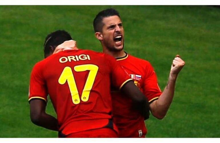 Divock Origi de espalda con la camiseta 17 es el autor del gol agónico que dio el triunfo a Bélgica, festeja Mirallas.