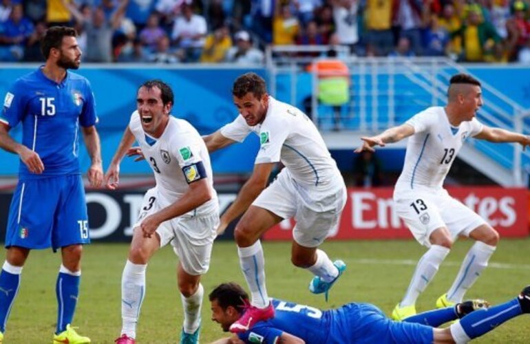 Imagen de Brasil 2014: Uruguay ganó 1 a 0 y dejó a Italia afuera