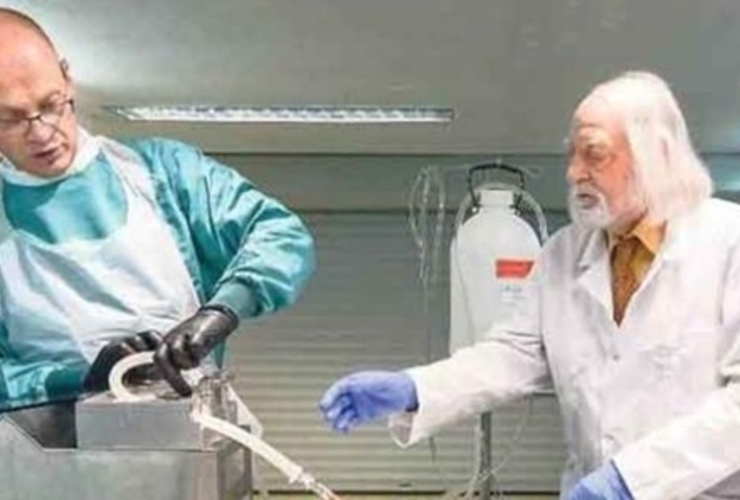 El profesor (de blanco) pagó a la firma Cryonic Institute 21.000 euros para que descongelen su cuerpo 150 años más tarde.