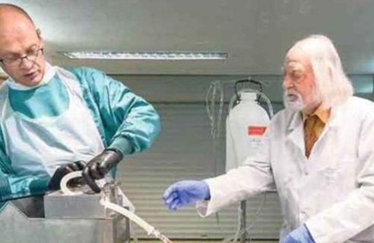 El profesor (de blanco) pagó a la firma Cryonic Institute 21.000 euros para que descongelen su cuerpo 150 años más tarde.