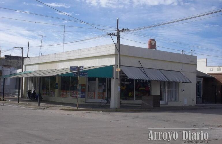 El negocio está ubicado sobre Sarmiento intersección con 3 de Febrero