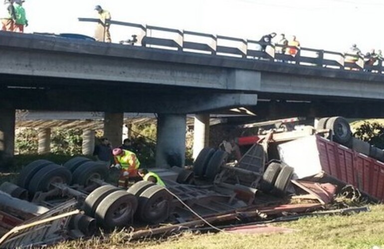 Imagen de Rosario: camión cae de Circunvalación tras chocar con un auto