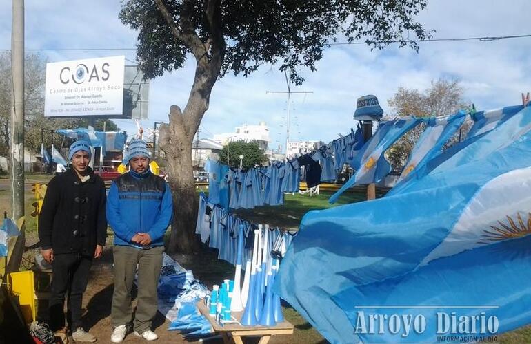 Imagen de En la previa de Argentina  Suiza los vendedores ambulantes coparon algunos puntos de la ciudad