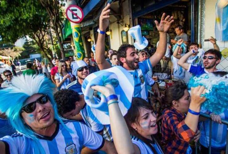 La gente llega a Brasilia para el partido del sábado.