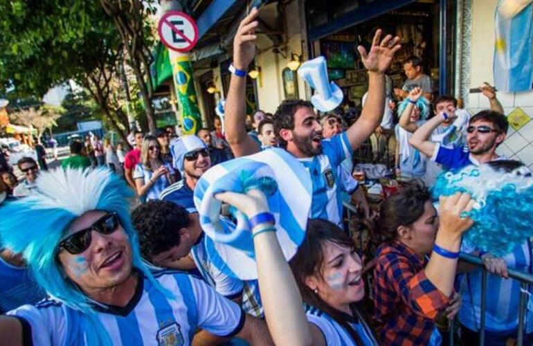 La gente llega a Brasilia para el partido del sábado.