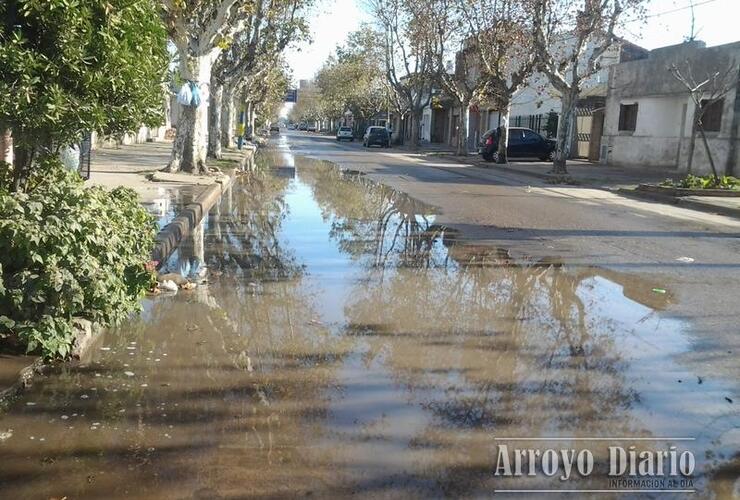 Imagen de Caño de agua roto sobre calle San Martín