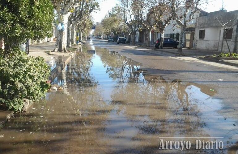 Imagen de Caño de agua roto sobre calle San Martín