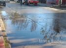 Imagen de Caño de agua roto sobre calle San Martín
