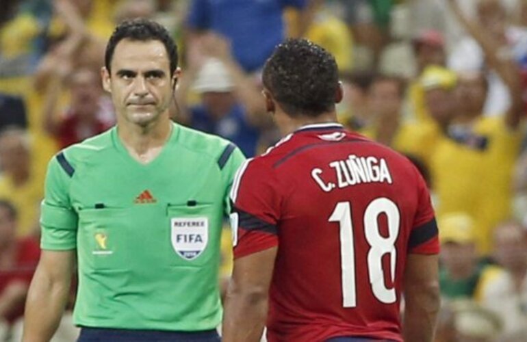 Imagen de La FIFA felicitó al polémico árbitro del duelo entre Brasil y Colombia