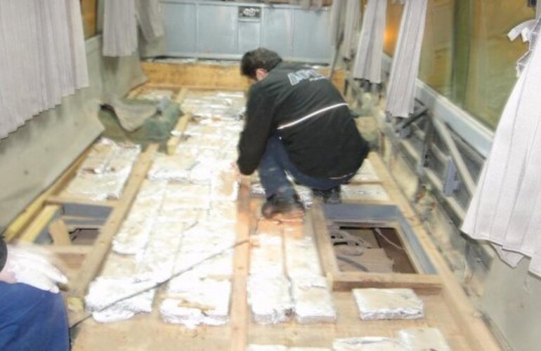 Imagen de Once ecuatorianos detenidos por intentar pasar 351 kilogramos de coca&iacute;na ocultos en un minib&uacute;s
