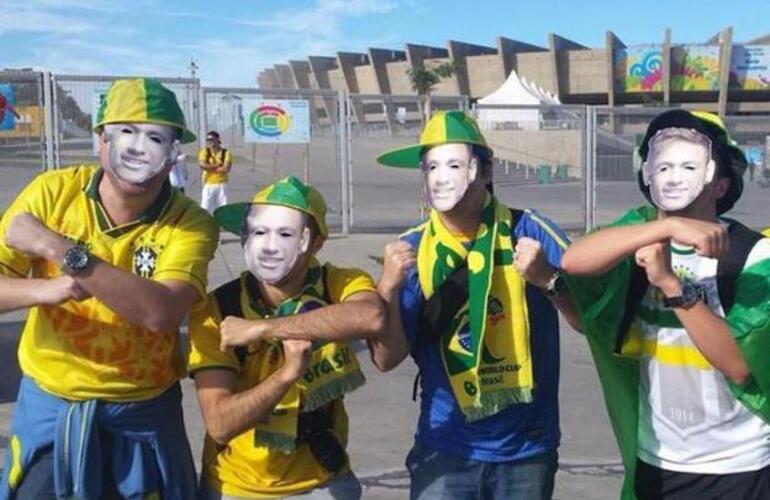 Neymar no jugará en su selección por primera vez en dos años, los hinchas lo lamentan y lo homenajean.