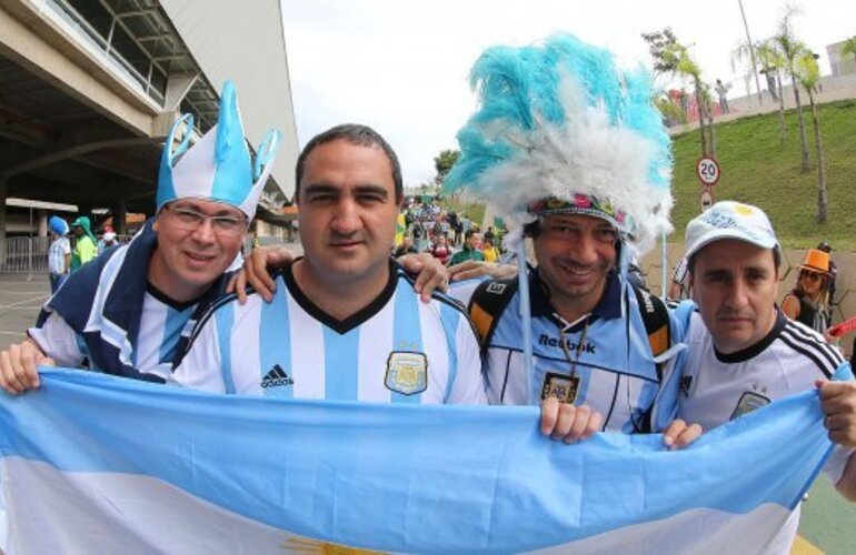 Imagen de Los hinchas ya le dan color al duelo entre Argentina y Holanda