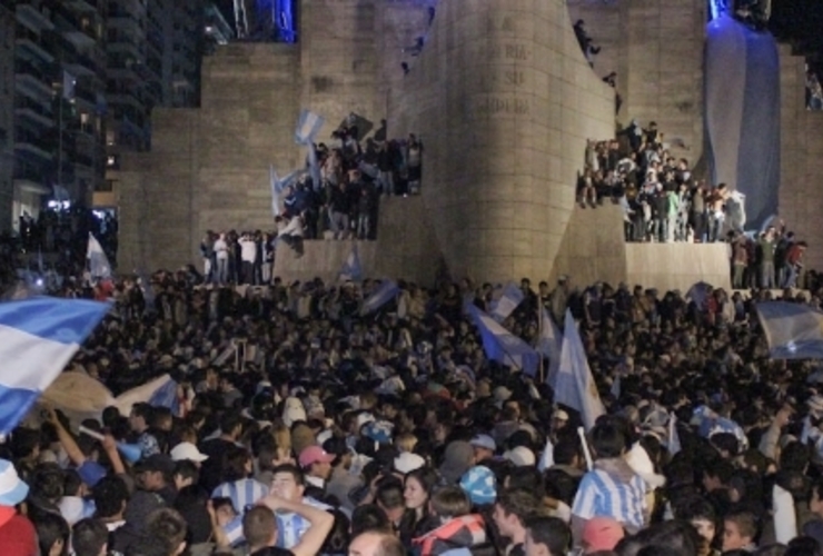 Imagen de La euforia se sintió en las calles de Rosario y también en el Monumento