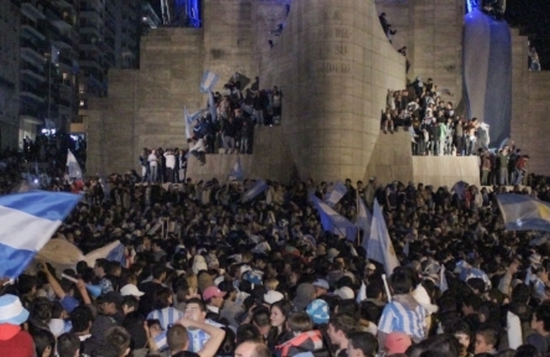 Imagen de La euforia se sintió en las calles de Rosario y también en el Monumento