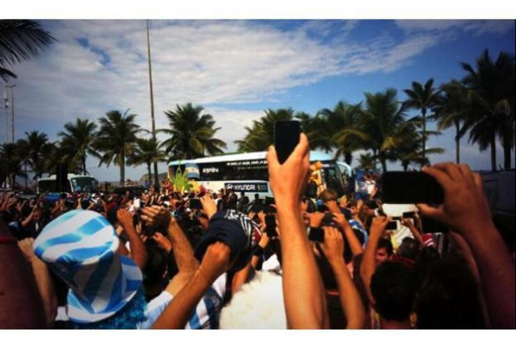 Los hinchas argentinos saludaron a Lionel Messi y compañía en la llegada a Río de Janeiro. Foto: Twitter