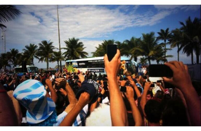 Los hinchas argentinos saludaron a Lionel Messi y compañía en la llegada a Río de Janeiro. Foto: Twitter