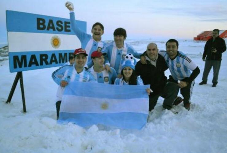 Imagen de En la base Marambio prometen vuelta olímpica si gana Argentina