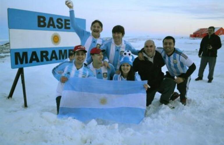 Imagen de En la base Marambio prometen vuelta olímpica si gana Argentina