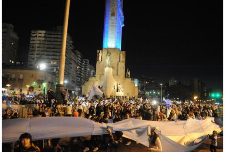 Imagen de Los rosarinos le brindaron su reconocimiento a los jugadores de la selección en el Monumento