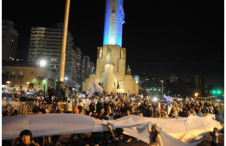 Imagen de Los rosarinos le brindaron su reconocimiento a los jugadores de la selección en el Monumento