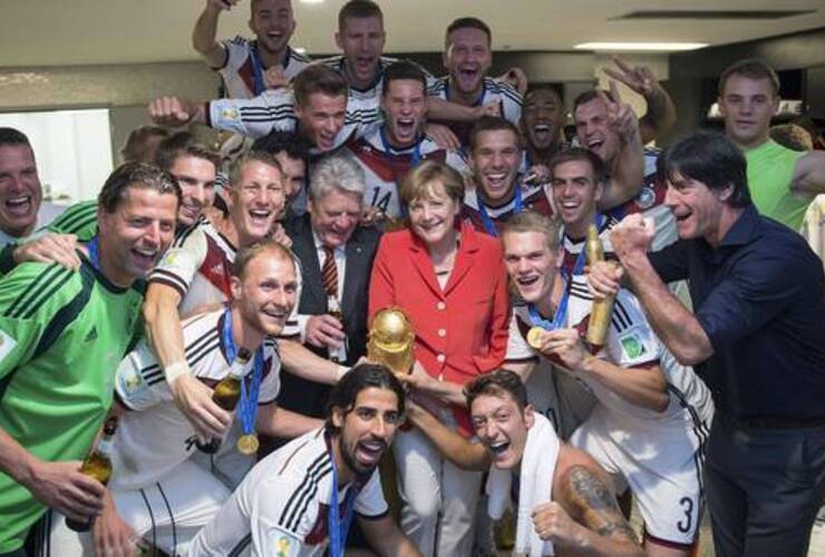 Imagen de Merkel y una selfie con los jugadores, la Copa del Mundo y cervezas