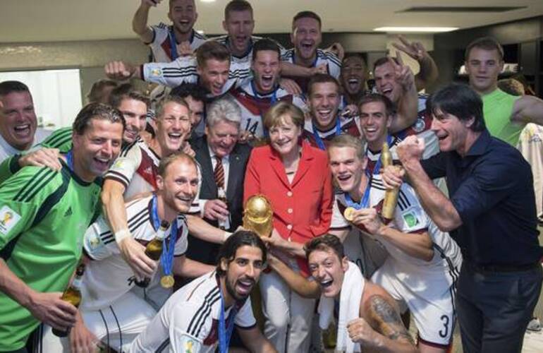 Imagen de Merkel y una selfie con los jugadores, la Copa del Mundo y cervezas